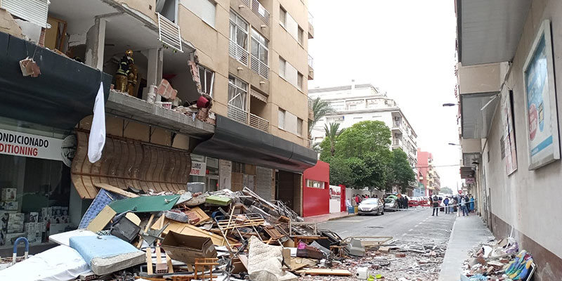 Graves daños en un edificio de la calle Diego Ramírez tras sufrir una explosión provocada