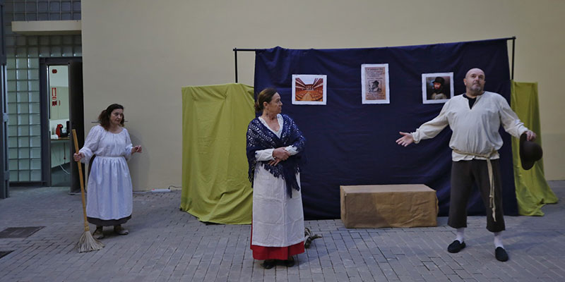 Sesión de teatro de Lope de Rueda en la biblioteca municipal