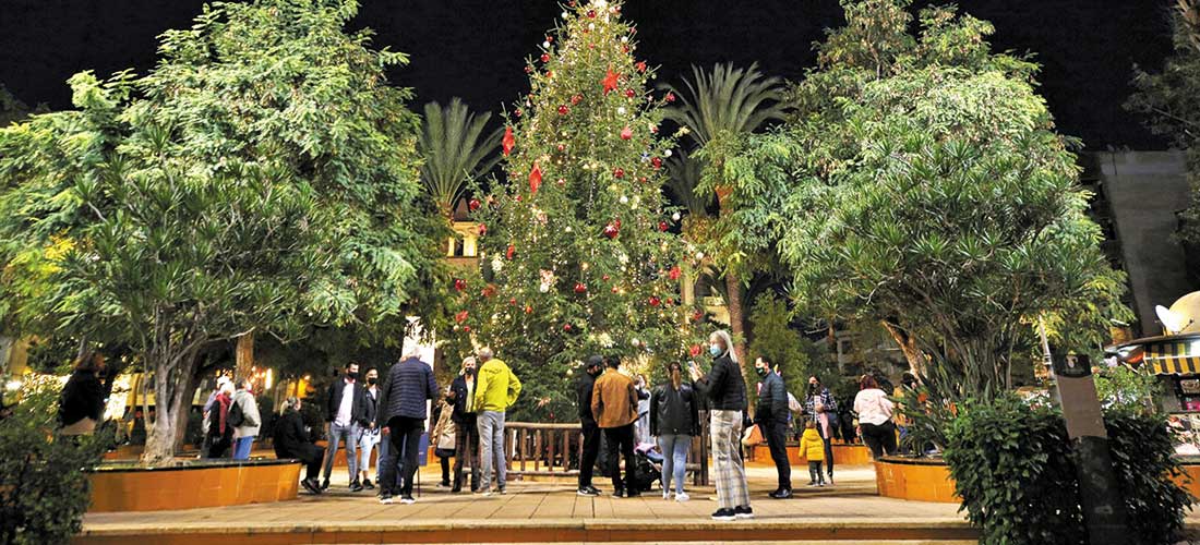 Ya luce el abeto navideño de la comunidad nórdica