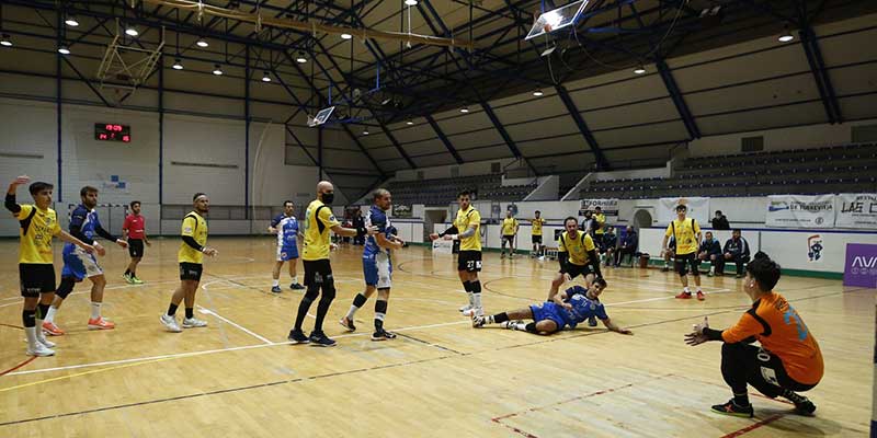 El Torrevieja Salud cede dos nuevos puntos en casa frente a Petrer