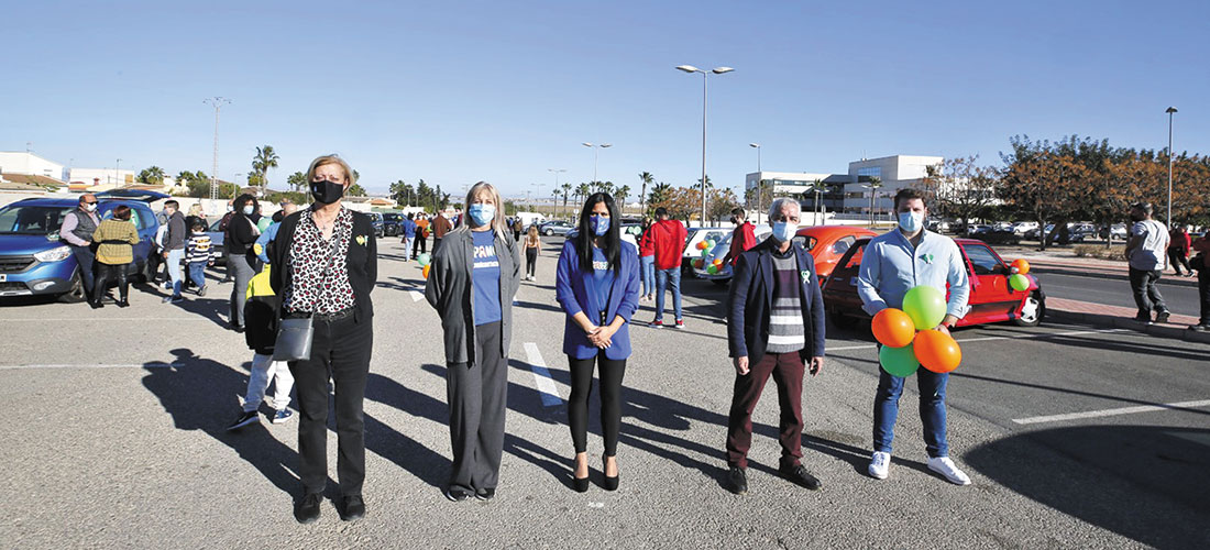 Una caravana de vehículos exigió la derogación de la LOMLOE