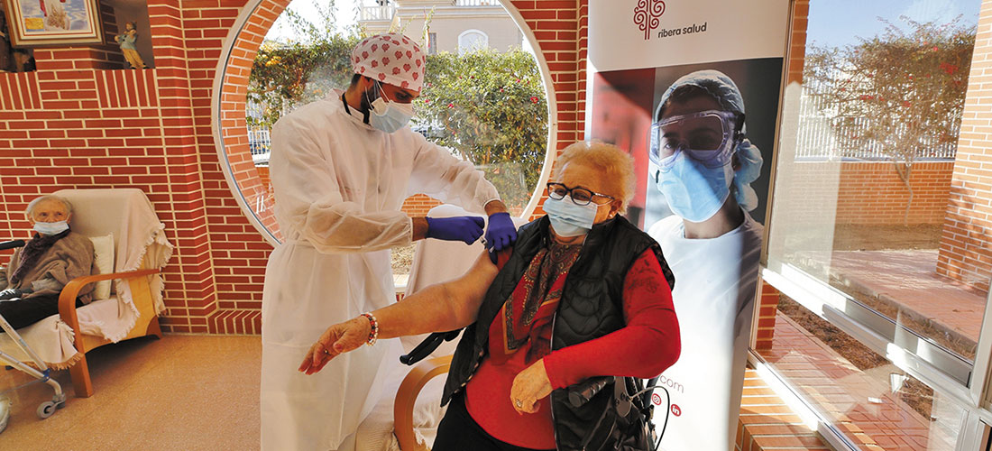 Isabel, de 85 años, primera vacunada en el Departamento de Salud de Torrevieja