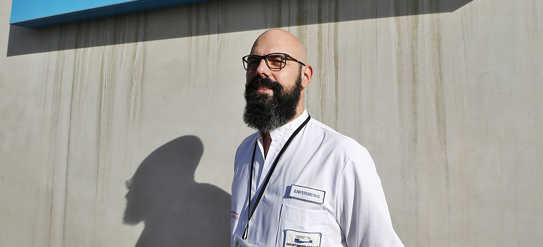 El nuevo Capitán Optimista trabaja en el Hospital de Torrevieja
