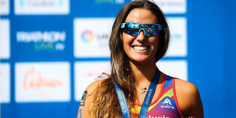 La triatleta de élite Marta Francés entrena en Torrevieja