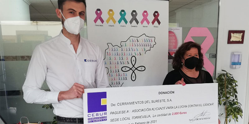 VA3199-Donativo- La Asociación para la Lucha contra el Cáncer recibe una donación de 2.000 euros