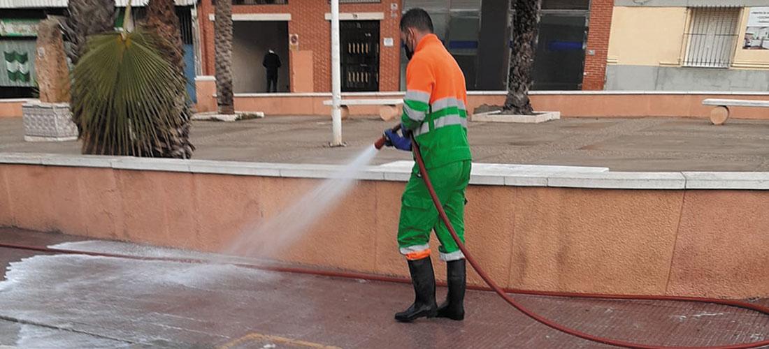 Trabajos de limpieza ante la singular deposición seca de polvo en suspensión