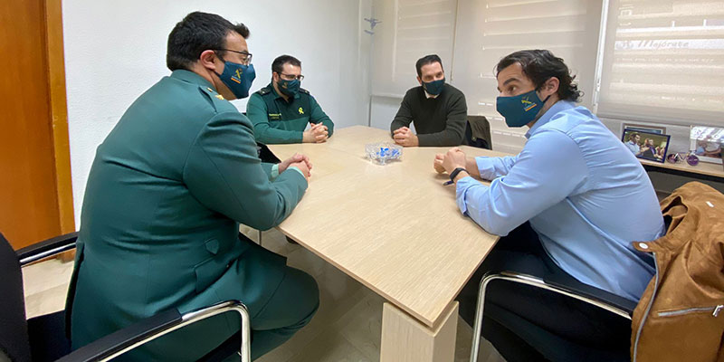 El alcalde recibe al nuevo Comandante Jefe de la Guardia Civil en Torrevieja, Santos Buendía García