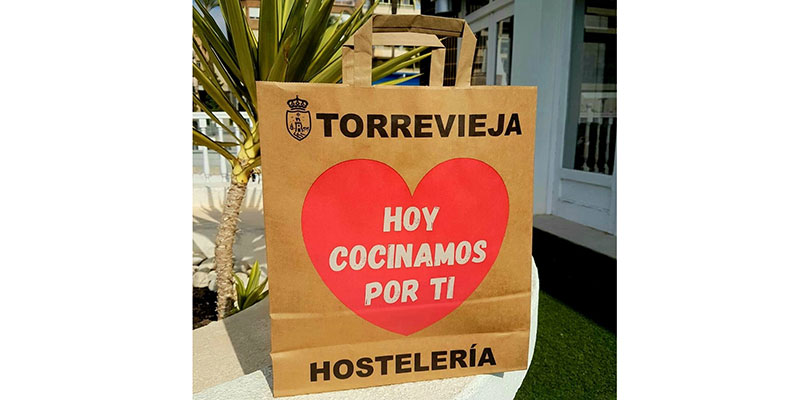 El ayuntamiento distribuye bolsas  entre los establecimientos de hostelería con el lema “Hoy cocinamos por ti”