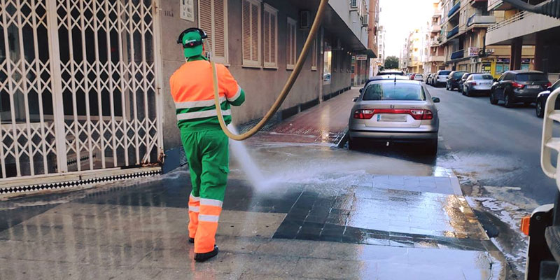La limpieza de aceras llega al Acequión