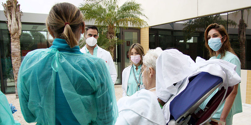 Acompañan a un paciente de la UCI de Torrevieja en un paseo al aire libre tras más de dos meses de ingreso