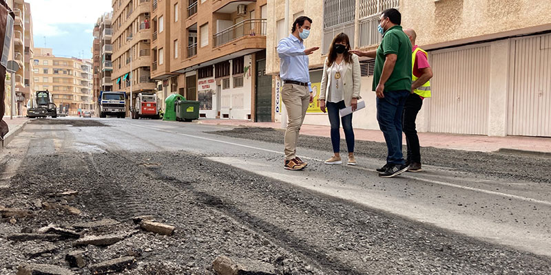 El alcalde visitó los trabajos de la última fase de reasfaltado de diversas vías del término municipal de Torrevieja