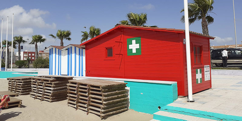 Trabajos de restauración y mantenimiento en la Playa de Los locos