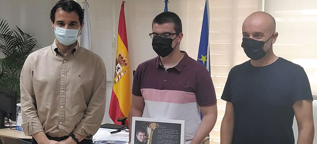 El Ayuntamiento de Torrevieja reconoce la trayectoria de Samuel Hernández