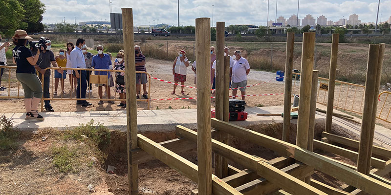 La próxima semana finalizan las obras de construcción de una pasarela accesible en la urbanización Doña Inés