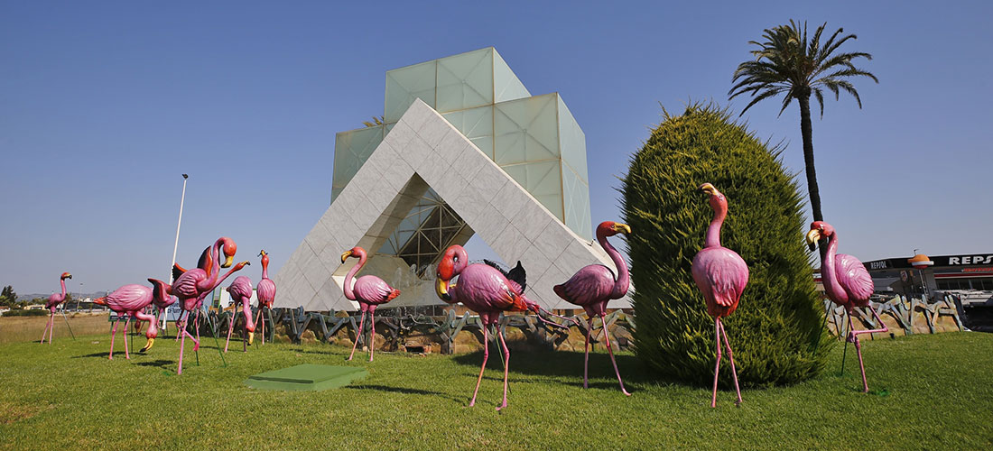 Flamencos embellecen la rotonda de la CV-905 junto a la N-332