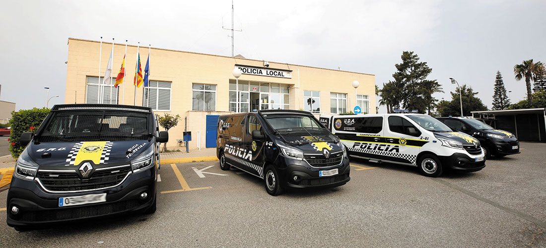 Presentados cuatro nuevos furgones de la Policía Local