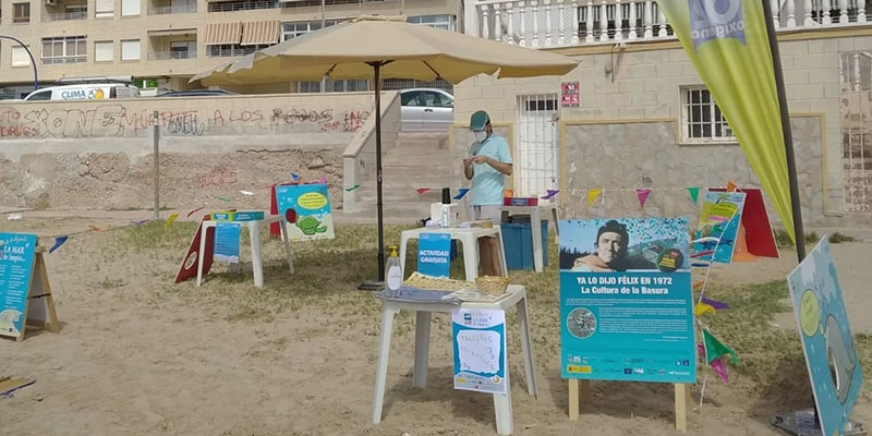 La campaña educativa “La mar de limpio” pasó por la playa del Acequión