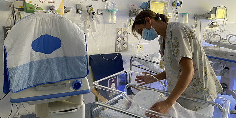 Ribera lanza una iniciativa que permite a  los bebés adoptados conservar los  recuerdos de su nacimiento en el hospital