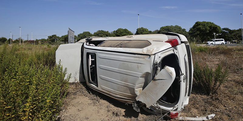Cuatro heridos leves tras estrellarse un  todoterreno contra la rotonda de La Veleta