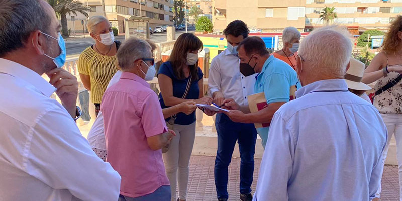El alcalde, Eduardo Dolón, visita a los  vecinos de la urbanización Cabo Cervera