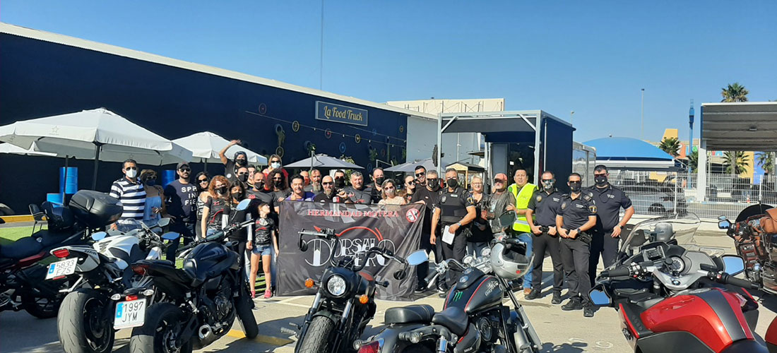 Una caravana solidaria motera recogió material escolar