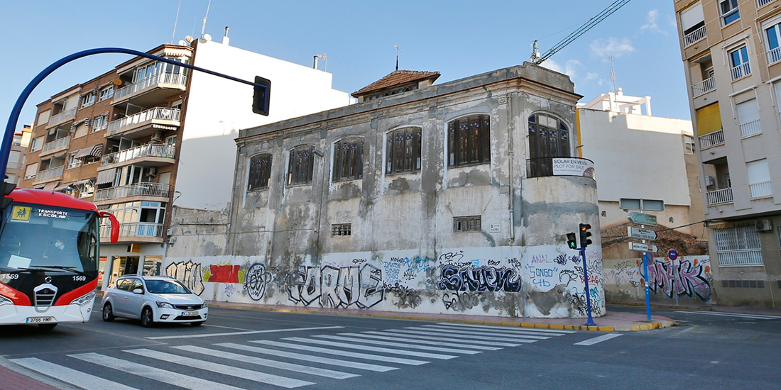 La Junta de Gobierno inicia la adquisición de la antigua Fábrica del Hielo frente a las Eras de la Sal