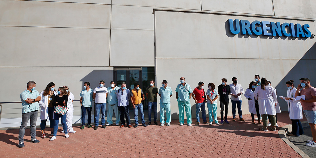 Protesta para denunciar que la Conselleria de Sanidad no quiere subrogar a 60 médicos titulados pero sin MIR