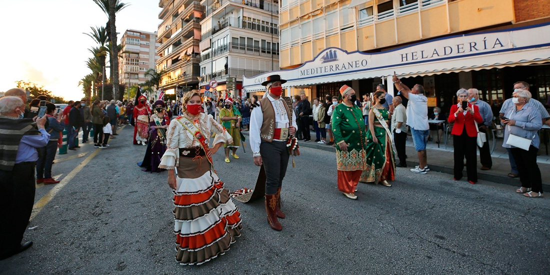 Los Moros y Cristianos de Alicante ofrecieron el primer desfile por las calles desde la pandemia