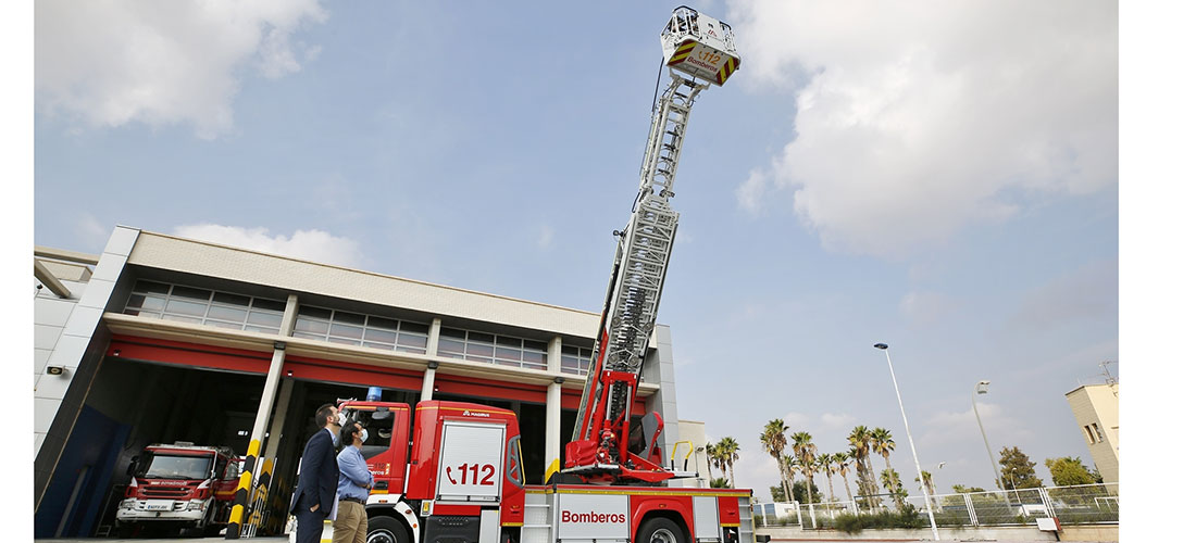 Los Bomberos de Torrevieja refuerzan  su parque móvil con una nueva  auto escalera de 32 metros de altura