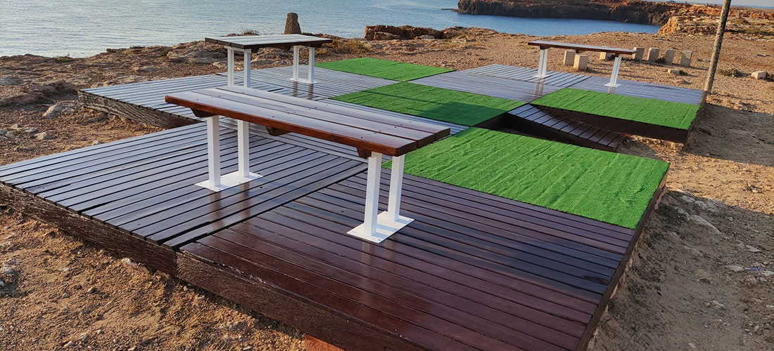 Continúan los trabajos de restauración en las zonas de descanso de las calas de Torrevieja