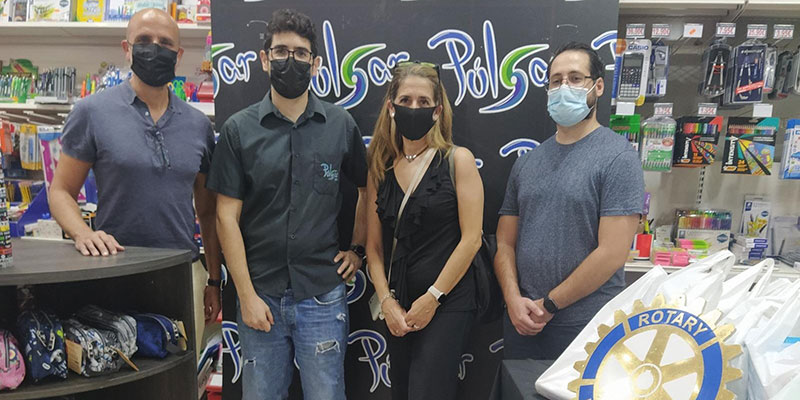 Rotary Club y Pulsar Store entregan material escolar a niños con dificultades