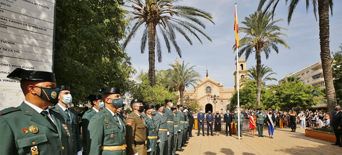 Centenares de personas arroparon a la Guardia Civil en la celebración de su patrona