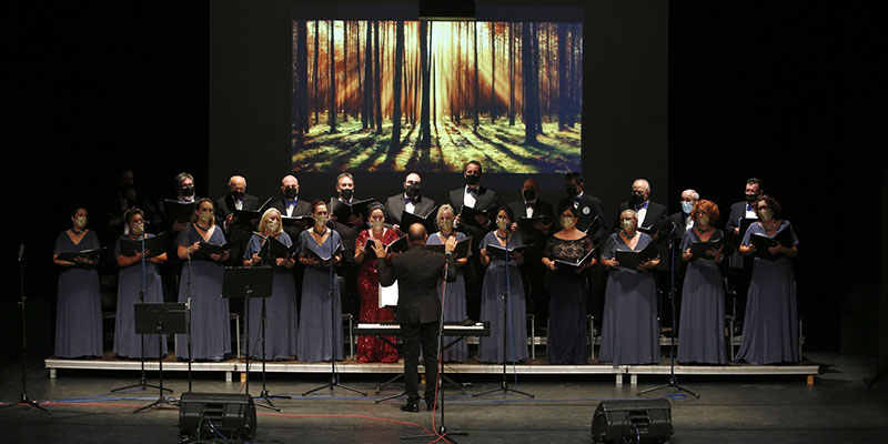 El Orfeón torrevejense en el laberinto de “Love Songs”.