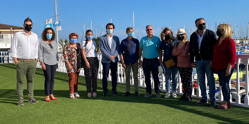 El alcalde, Eduardo Dolón, y la edil de Turismo, Rosario Martínez, recibieron a la delegación en la Oficina Principal de Turismo.