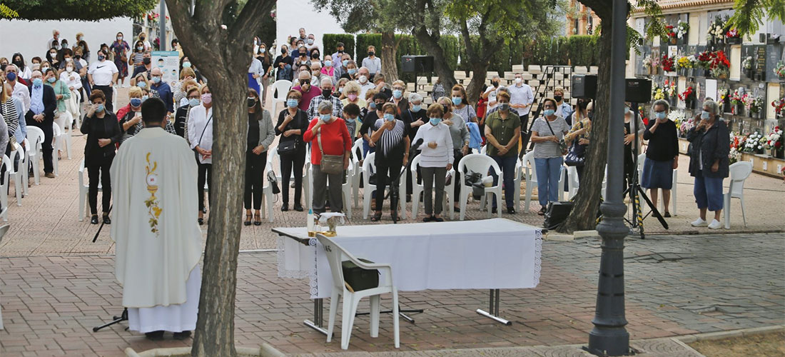 VA3238-diasantos Masiva asistencia a los cementerios con motivo de Todos los Santos
