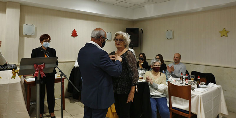 Los salerosos otorgan su escudo de oro a Mari Carmen Hernández en su cena anual de hermandad