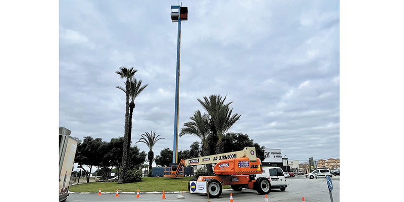 Continúa la restauración del hito de las Cortes Valencianas y la pérgola de la Plaza de Encarnación Puchol