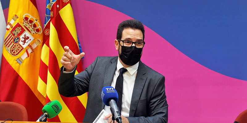 La concejalía de deportes adquiere una silla elevadora para su utilización en las piscinas municipales por personas con movilidad reducida