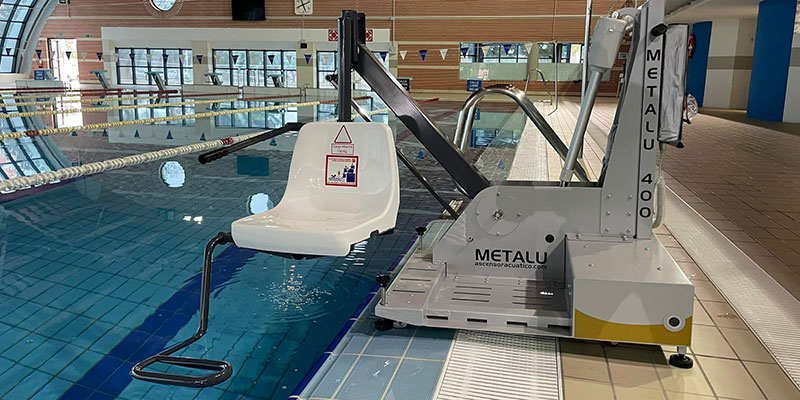 Comienza a funcionar la nueva silla elevadora de piscina