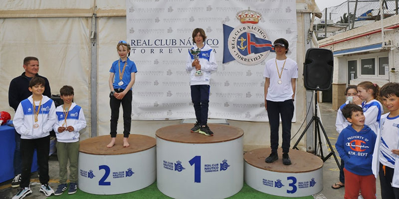 Izan Rogel Parra campeón autonómico de Optimist B se hace con  el campeonato absoluto y subonce