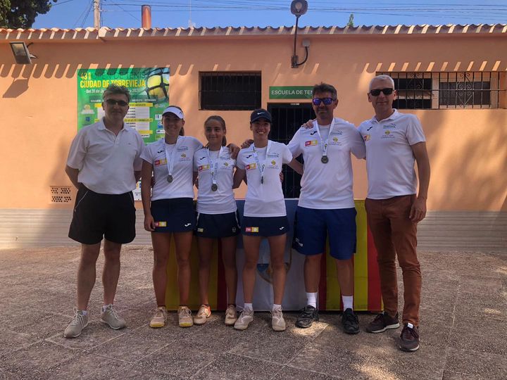 Charo Esquiva, campeona de CV en infantil individual y doble