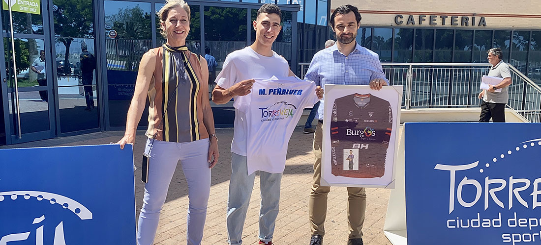Manuel Peñalver entrega a la Concejalía de Deportes un maillot dedicado