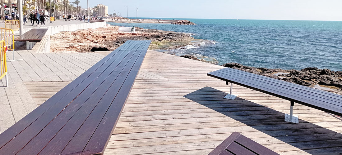 Pintados los bancos de los paseos Juan Aparicio y de la Avenida de los Marineros