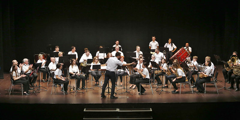 “Los Salerosos” brillaron en su concierto de primavera