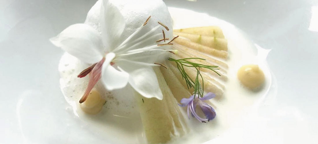 Sopa fría de manzana y almendra con espuma de almendra verde tierna