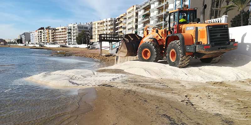 Comienzan las obras de emergencia de recarga de arena en la Playa de Los Locos
