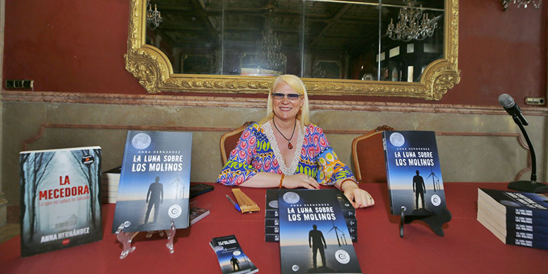 Anna Hernández presentó ‘La luna sobre los molinos’ en el Casino