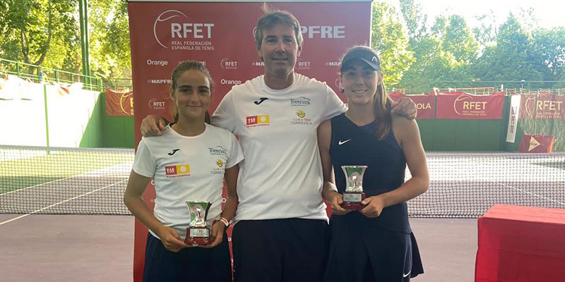 Charo Esquiva, campeona de España infantil individual y de dobles
