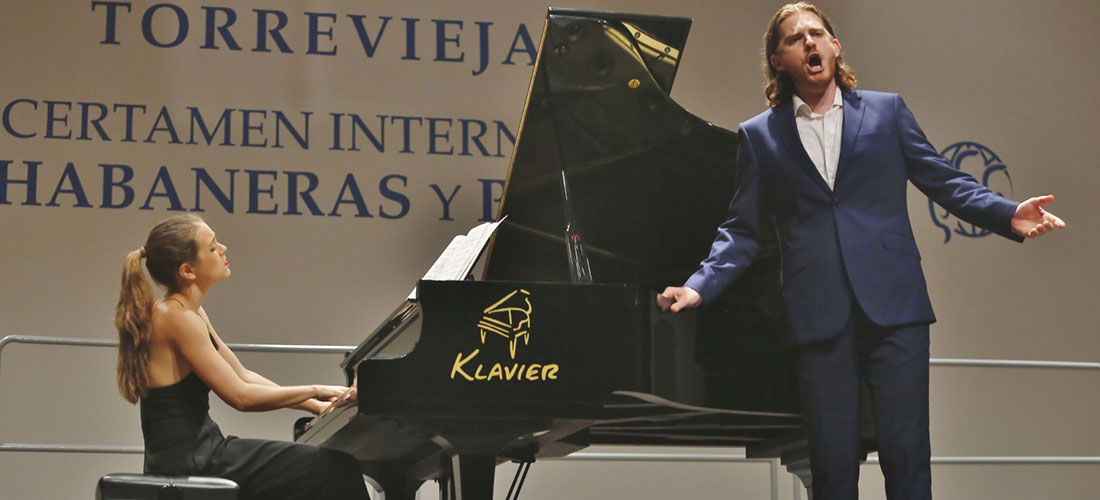 El tenor Santiago Sánchez y la pianista Victoria Guerrero cantaron “Al amor”