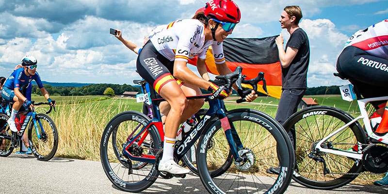 Sandra Alonso, primera española en cruzar la meta en el Campeonato Europeo de Ciclismo en Ruta